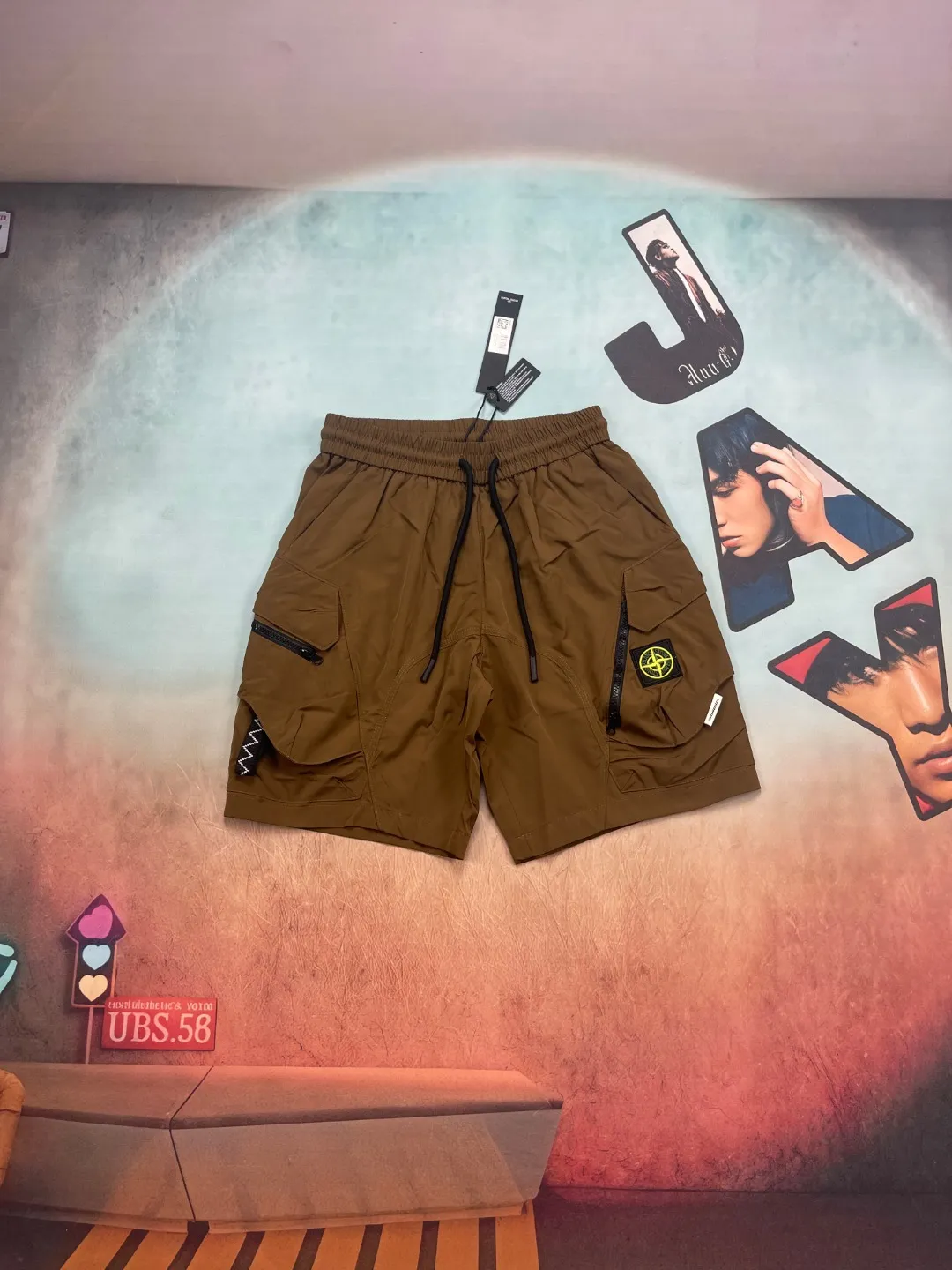 🅿️230 🔘Model number-BS701 🔘Stone Island𝐒𝐓𝐎𝐍𝐄 𝐈𝐒𝐋𝐀𝐍𝐃 25SS large pocket zipper quick-drying badge embroidered sports shorts* The fabric has been specially treated, feels great and is also particularly durable. From the design point of view, these shorts have a classic workwear style, with multiple large pockets, which are not only practical for holding things, but also add a sense of fashion. The zippers on the pockets have exquisite details and open and close smoothly. The iconic compass logo is low-key and unique, instantly upgrading your look. The waist drawstring design can be adjusted according to your waistline, making it more comfortable to wear. There are also many color choices, including classic black, which is versatile and slimming; calm military green, full of outdoor atmosphere; and personalized brown, eye-catching and fashionable. The matching suggestions are as follows: Casual street style: Pair the upper body with a white loose T-shirt, and then wear a pair of black and white sports shoes, such as Converse classics, which are simple and trendy, and are very eye-catching when going out on the street. Outdoor functional style: Wear a black quick-drying short-sleeved jacket inside, a jacket outside, and these shorts on the lower body, along with a pair of outdoor hiking shoes, and a large-capacity functional backpack, which is perfect for hiking and traveling outdoors. Simple sports style: Wear a sports vest on top, a thin sports jacket on top, and pair with these shorts and a pair of sports running shoes to go for fitness or running, comfortable and energetic.  Size: M L XL XXL Color: Black, Light Brown, Army Green